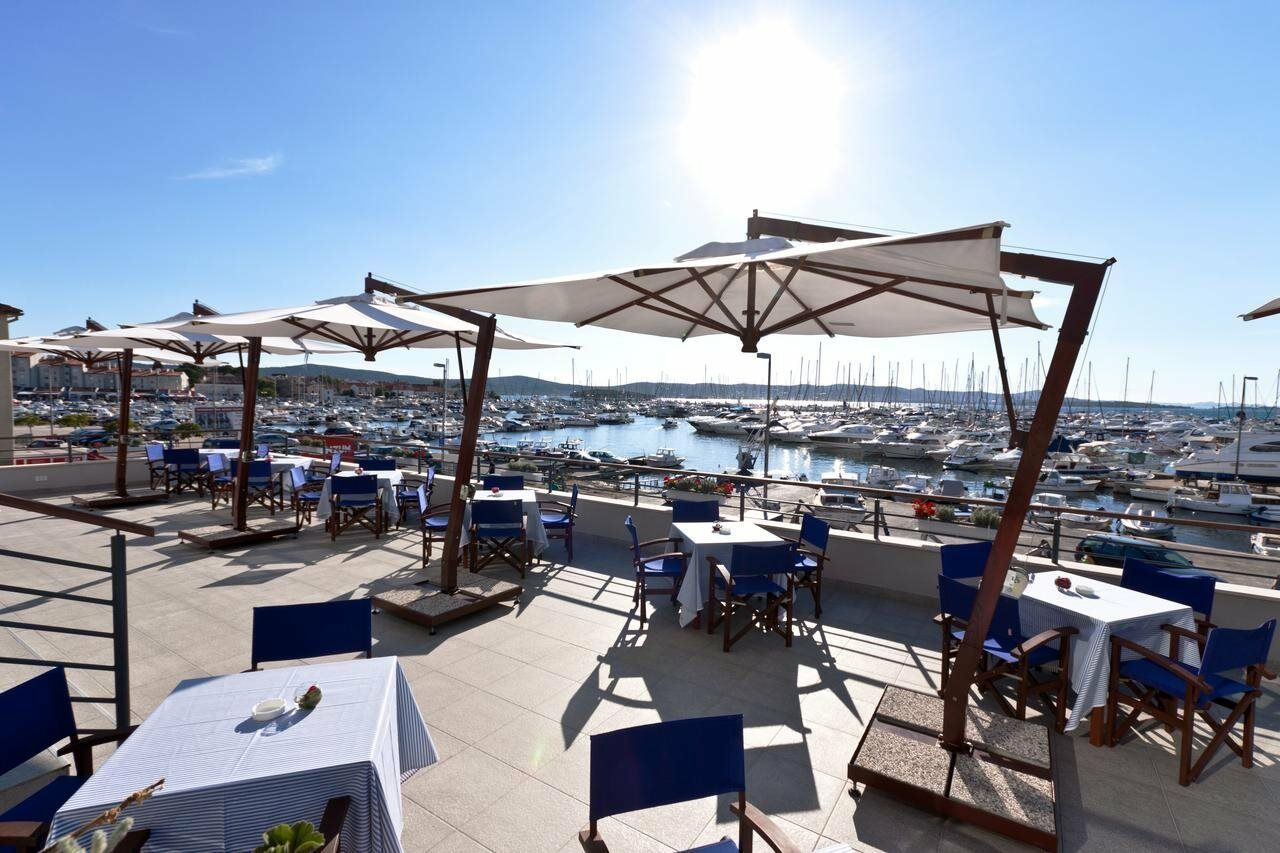 Hotel In Биоград-на-Мору Экстерьер фото